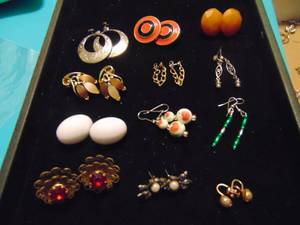 lot 3550 image: Costume Jewelry - Earrings