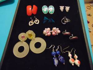 lot 3551 image: Costume Jewelry - Earrings