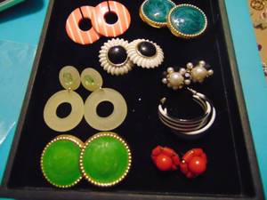lot 3552 image: Costume Jewelry - Earrings