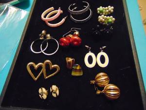 lot 3553 image: Costume Jewelry - Earrings