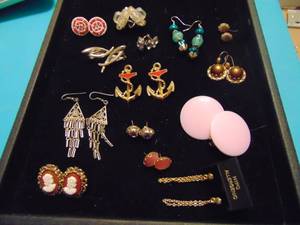 lot 3554 image: Costume Jewelry - Earrings