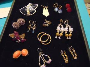 lot 3555 image: Costume Jewelry - Earrings
