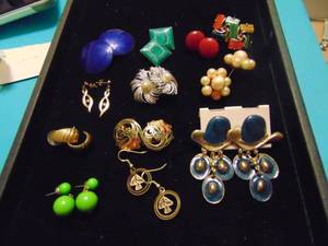 lot 3556 image: Costume Jewelry - Earrings
