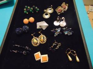 lot 3557 image: Costume Jewelry - Earrings
