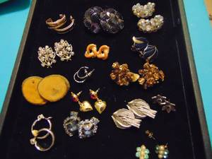 lot 3558 image: Costume Jewelry - Earrings