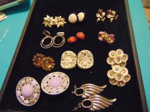 lot 3559 image: Costume Jewelry - Earrings