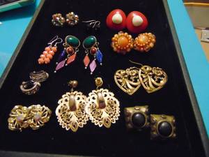 lot 3560 image: Costume Jewelry - Earrings
