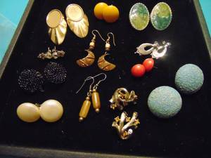 lot 3561 image: Costume Jewelry - Earrings