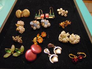 lot 3562 image: Costume Jewelry - Earrings