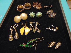 lot 3563 image: Costume Jewelry - Earrings