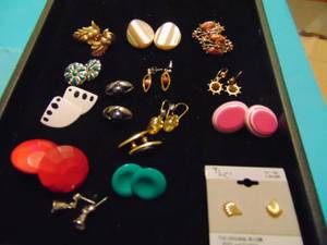 lot 3564 image: Costume Jewelry - Earrings