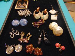 lot 3565 image: Costume Jewelry - Earrings
