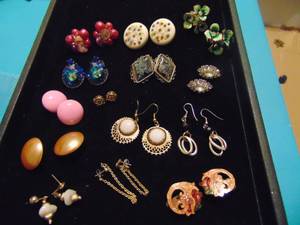 lot 3566 image: Costume Jewelry - Earrings