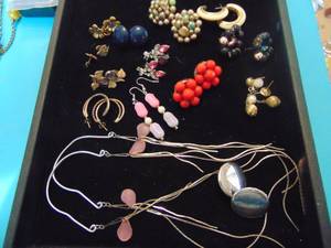 lot 3567 image: Costume Jewelry - Earrings
