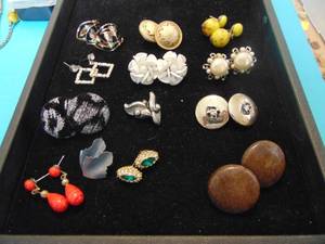 lot 3568 image: Costume Jewelry - Earrings