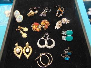 lot 3569 image: Costume Jewelry - Earrings