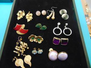 lot 3570 image: Costume Jewelry - Earrings