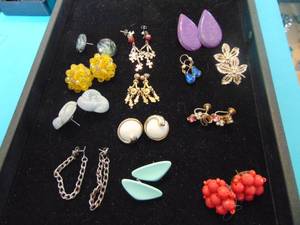 lot 3571 image: Costume Jewelry - Earrings