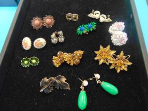 lot 3572 image: Costume Jewelry - Earrings