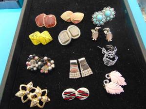 lot 3573 image: Costume Jewelry - Earrings