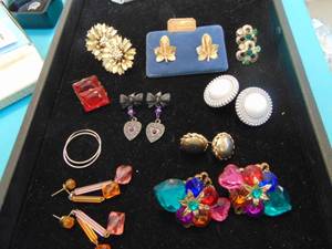 lot 3574 image: Costume Jewelry - Earrings