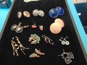 lot 3575 image: Costume Jewelry - Earrings