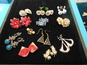 lot 3576 image: Costume Jewelry - Earrings