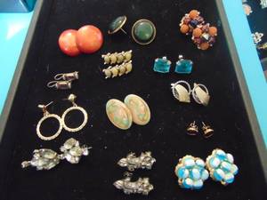 lot 3577 image: Costume Jewelry - Earrings
