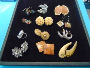 lot 3578 image: Costume Jewelry - Earrings
