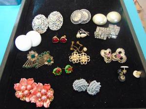lot 3579 image: Costume Jewelry - Earrings