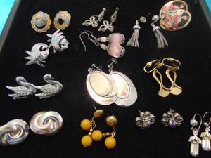 lot 3580 image: Costume Jewelry - Earrings