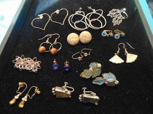 lot 3581 image: Costume Jewelry - Earrings