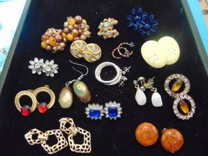 lot 3582 image: Costume Jewelry - Earrings