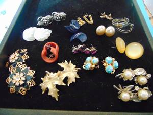lot 3583 image: Costume Jewelry - Earrings