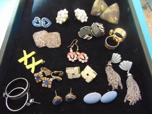 lot 3584 image: Costume Jewelry - Earrings