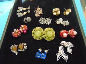lot 3585 image: Costume Jewelry - Earrings