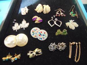 lot 3586 image: Costume Jewelry - Earrings