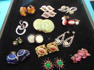 lot 3587 image: Costume Jewelry - Earrings