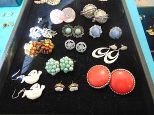 lot 3588 image: Costume Jewelry - Earrings