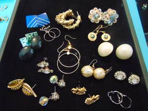 lot 3589 image: Costume Jewelry - Earrings