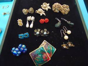 lot 3590 image: Costume Jewelry - Earrings