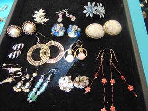 lot 3591 image: Costume Jewelry - Earrings