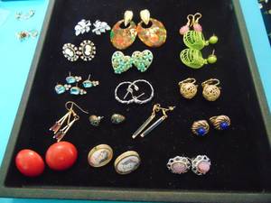 lot 3592 image: Costume Jewelry - Earrings