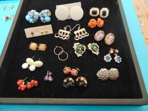 lot 3593 image: Costume Jewelry - Earrings