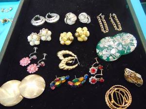 lot 3594 image: Costume Jewelry - Earrings