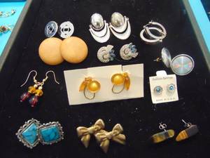 lot 3595 image: Costume Jewelry - Earrings
