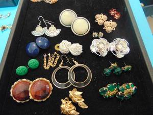 lot 3596 image: Costume Jewelry - Earrings