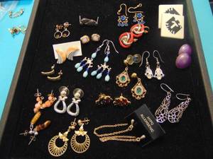 lot 3597 image: Costume Jewelry - Earrings