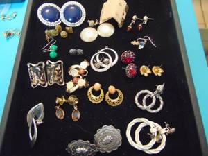 lot 3598 image: Costume Jewelry - Earrings