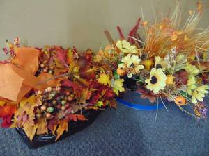 lot 5410 image: Fall Dcor - Wreathe and Center Piece